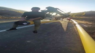 Kepçenin taşıdığı boruya oturan işçiler hem eğlendi hem de canlarını tehlikeye attı