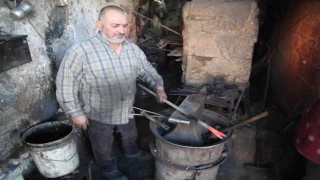 Kerküklü demir ustası Ali Demirci, kaybolmaya yüz tutan demircilik zanaatını yaşatmaya çalışıyor