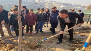 Kestel Belediye Başkanı Önder Tanır, çocuklarla birlikte ağaç dikti