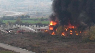 Kimyasal fabrikasından yükselen dumanlar gökyüzünü kapladı