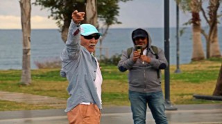 Kireçlenmeye karşı Rusya soğuğundan kaçıp Antalyaya gelen 69luk dede, yaptığı danslarla gençlere taş çıkartıyor