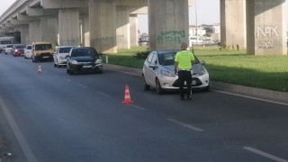 Kırmızı ışıkta geçen otomobil, polisin dur ihtarına uymayarak böyle kaçtı
