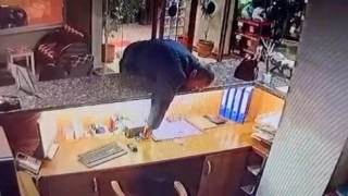 Kısa boylu hırsızın azmi... Müşteri gibi geldi, 40 bin liralık telefonu zıplayarak böyle çaldı