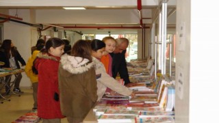 Kitap fuarına öğrencilerden yoğun ilgi