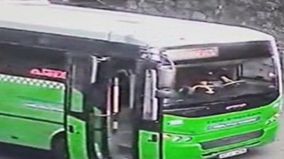 Kız arkadaşına bakan genci bıçaklayıp, otobüsü kaçırdı