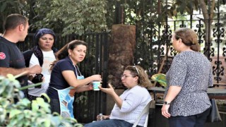 Kızartma yaparken çıkan yangını havlu ile söndürmek istedi, kendisini dışarı güçlükle attı