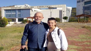 Kızıyla beraber aynı üniversitede eğitim görüyor
