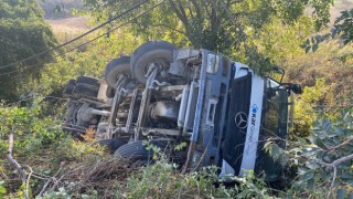 Kocaelide beton mikseri devrildi: 1 yaralı