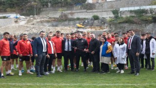 Kömürspora arması ve renklerini taşıyan baston hediye ettiler