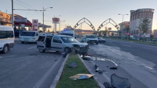 Kontrolden çıkan araç refüje çarptı: 1 yaralı