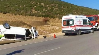 Kontrolden çıkan minibüs takla atıp şarampolde ters yattı: 5 yaralı