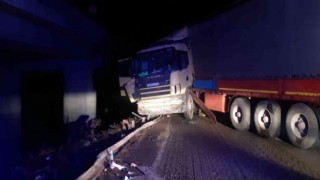 Kontrolden çıkan tır karayolunu trafiğe kapattı