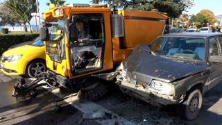 Kontrolü kaybetti, temizlik aracıyla çarpıştı