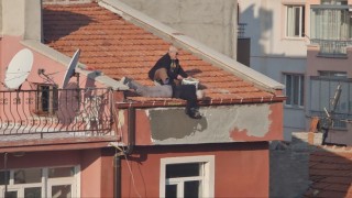 Konyada çatıda tehlikeli sıva mesaisi