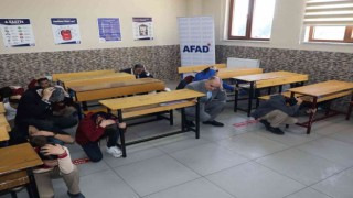Konyada deprem tatbikatı: Vali öğrencilerle sıra altında tehlikenin geçmesini bekledi