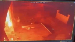 Konyada LPG tankının patlayarak iş yeri kapısının yerinden söküldüğü anlar kameraya yansıdı
