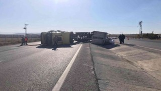 Konyada yem yüklü tır devrildi: 2 yaralı