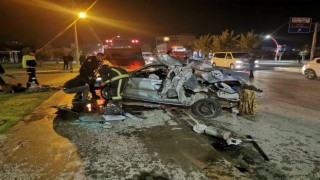 Köprü bariyerine çarpıp hurdaya dönen otomobilden yaralı olarak çıktı