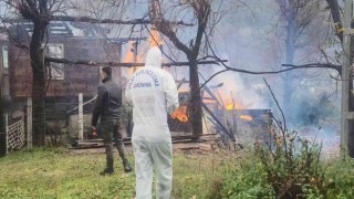 Köyde çıkan yangında iki ev küle döndü, alevler diğer evlere sıçramadan kontrol altına alındı