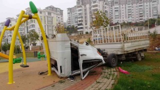 Kupası açılarak oyun parkına dalan kamyonetin sürücüsü hayatını kaybetti