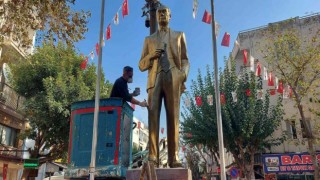 Kuşadası Belediyesi Atatürk büstlerini yeniliyor