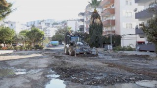 Kuşadası Belediyesinin yol yenileme çalışmaları devam ediyor