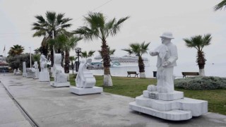 Kuşadası sahilini müzik temalı heykeller süslüyor