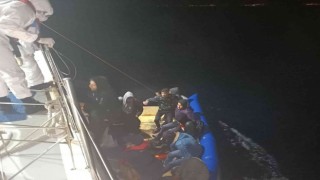 Kuşadasında 16 düzensiz göçmen kurtarıldı