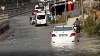 Kuşadasında sağanak yağış etkili oldu, yollar göle döndü