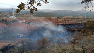 Kütahyada 2 ev yandı, bir itfaiye eri dumandan etkilendi