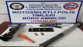 Kütahyada bir araçta tarihi eser ve uyuşturucu ele geçirildi