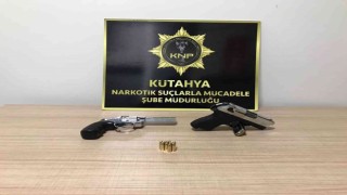 Kütahyada durdurulan araçta 2 ruhsatsız tabanca ele geçirildi