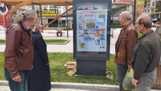 Kütahyada yayın yapan gazetelerin birinci sayfalarının yer aldığı dijital panoya ilgi