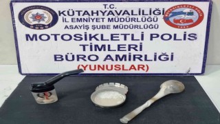 Kütahyada Yunus Timleri 2 kişinin üzerinde uyuşturucu ele geçirdi