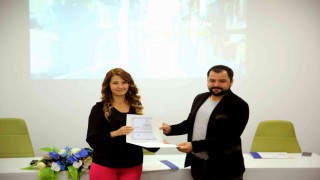 Kütüphane personeli ‘engelsiz erişim için işaret dili eğitimi aldı