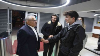 Kütüphanede Öğrencileri Başkan Büyükkılıç Karşıladı