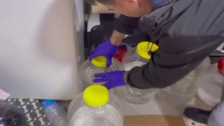 Laboratuvar gibi sahte içki atölyesi