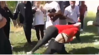 Liseli kızlar yumruk yumruğa kavga etti, arkadaşları gülerek izledi