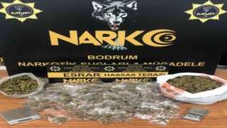 Lüks otomobille uyuşturucu ticareti yaparken yakalandı