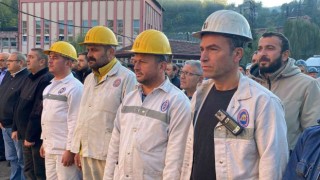 Madenci ve yol inşaatı işçileri ile vatandaşlardan Atatürke saygı duruşu