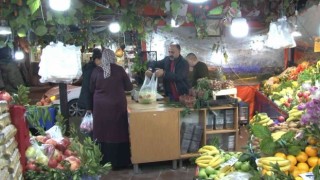 Manav çalışanı uyudu, hırsız peyder pey manavı soydu