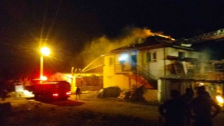 Mantarhanede çıkan yangın eve sıçradı