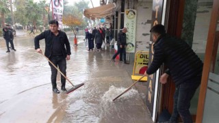Mardinde göle dönen caddede dükkanları su bastı, esnaf caddeye olta attı