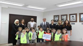 Marmaris Belediye Başkanı Oktay minik öğrencileri ağırladı