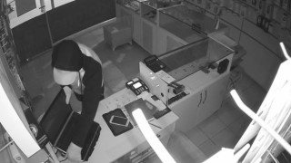 Maskeli ve eldivenli cep telefonu hrsızlığı