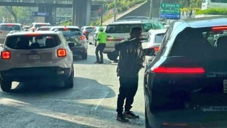Meksikada silahlı adam trafikteki araçları soydu