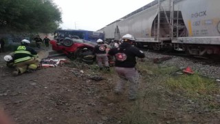 Meksikada tren otomobil ve otobüsü biçti: 1 ölü, 19 yaralı
