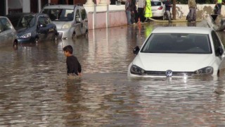Mersin Silifkede yağışla birlikte ev ve iş yerlerini su bastı