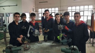 Meslek liseliler atık malzemelerle hem becerilerini artırıyor hem de üretiyorlar