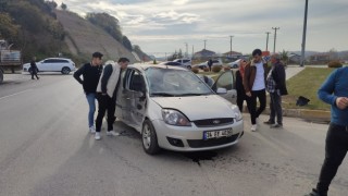 Metal hurda yüklü tır ile otomobil çarpıştı: 1 yaralı